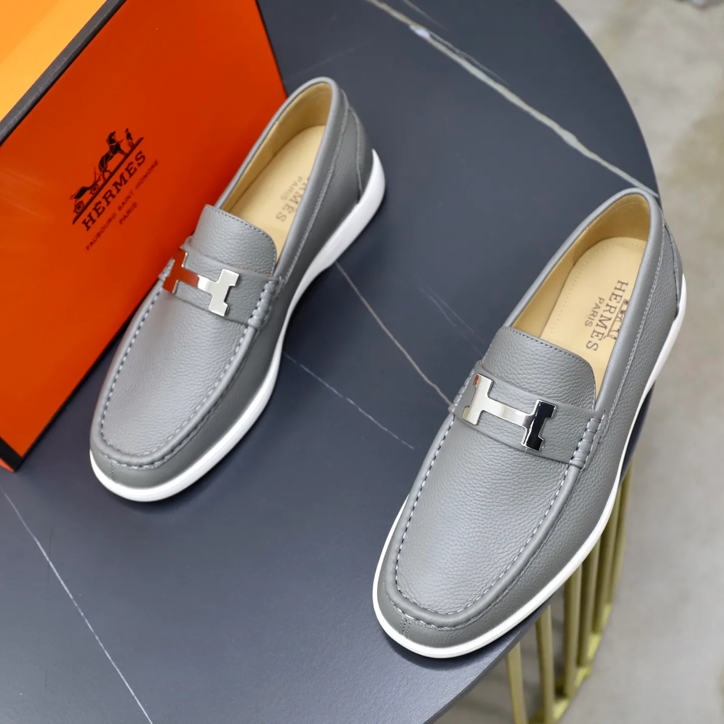 Ex-factory price: 560💰Hermès/Hermès slip-on men's shoes. This shoe is made of imported pebbled cowhide. It has simple and smooth lines and is combined with aerodynamically designed 3CM rubber foam ultra-light soles! Youthful and fashionable, classic H-shaped hardware buckle decoration, calf lining gently wraps the feet, with logo cowhide feet, casual and urban style, highlighting youthful vitality, sports and leisure version, super versatile, code number: 38-39-40-41-42-43-44 standard leather shoe size (45 can be customized but does not support returns)